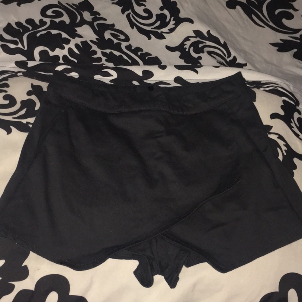 Black skort
